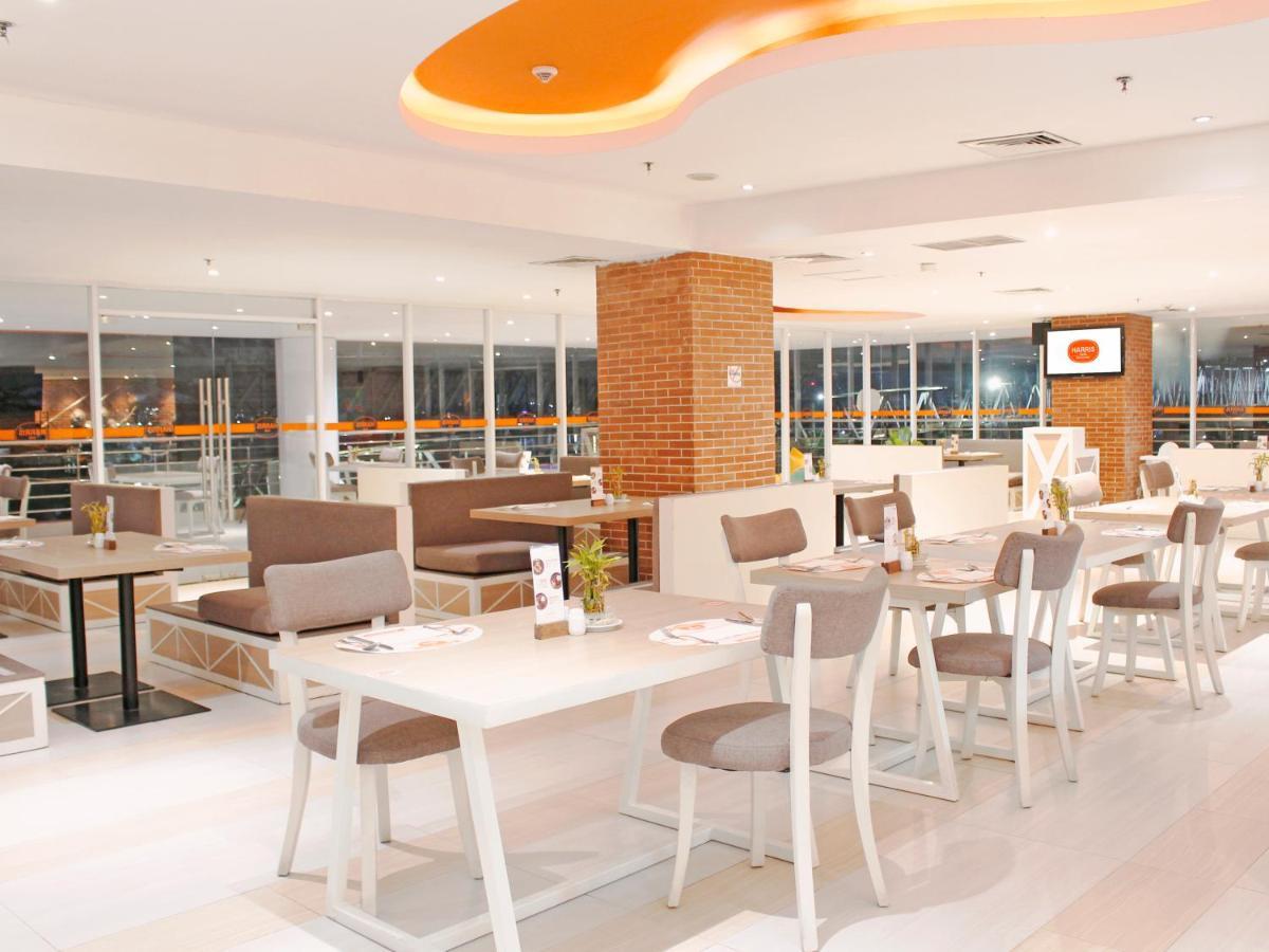Harris Hotel Самаринда Екстериор снимка